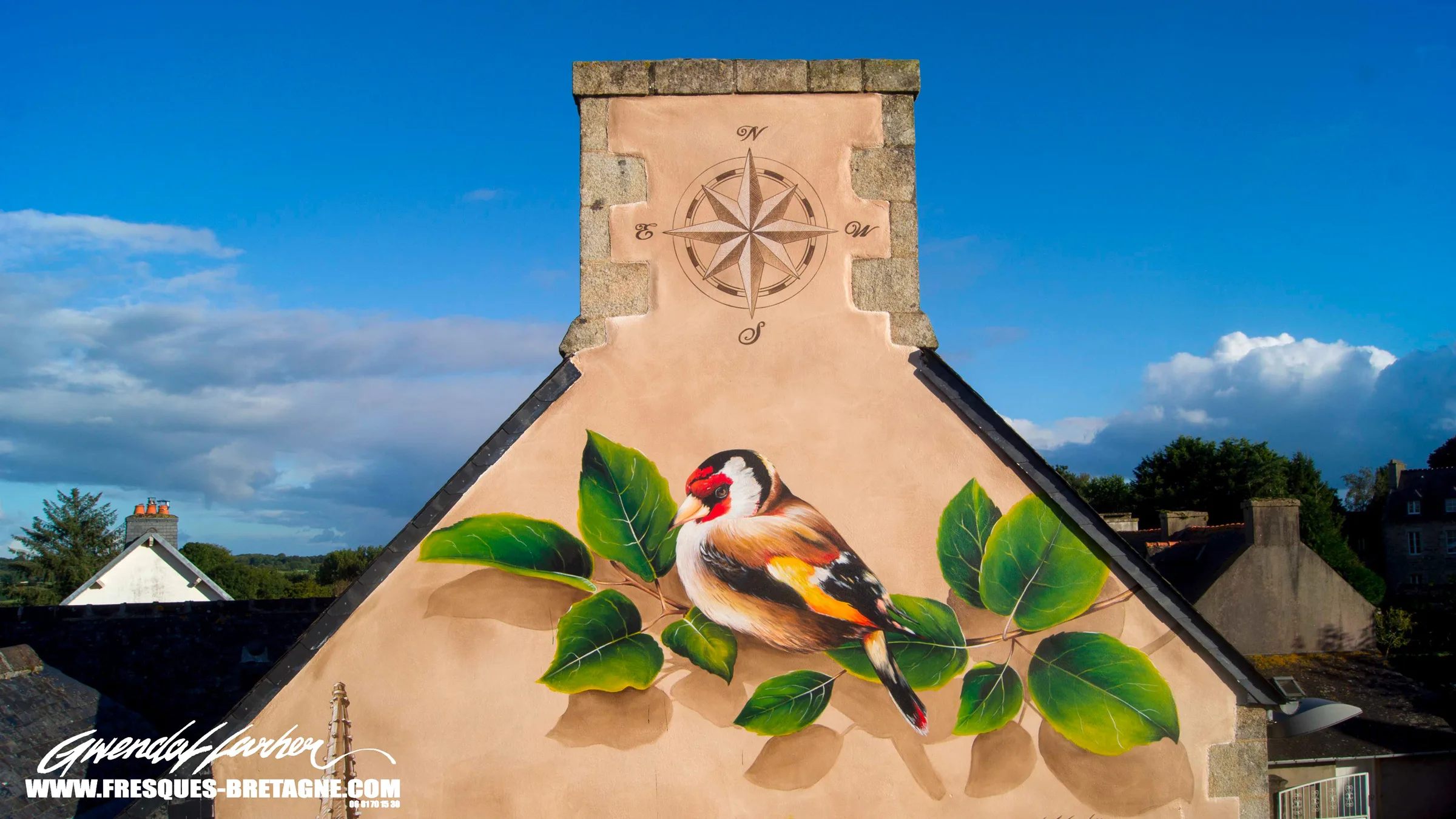 Fresque street art en trompe-l'œil peinte par un graffeur, vue aérienne du pignon de Trémel, en Bretagne